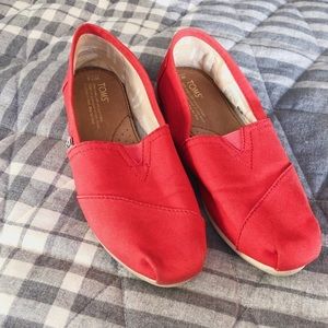 Tom’s Red Shoes